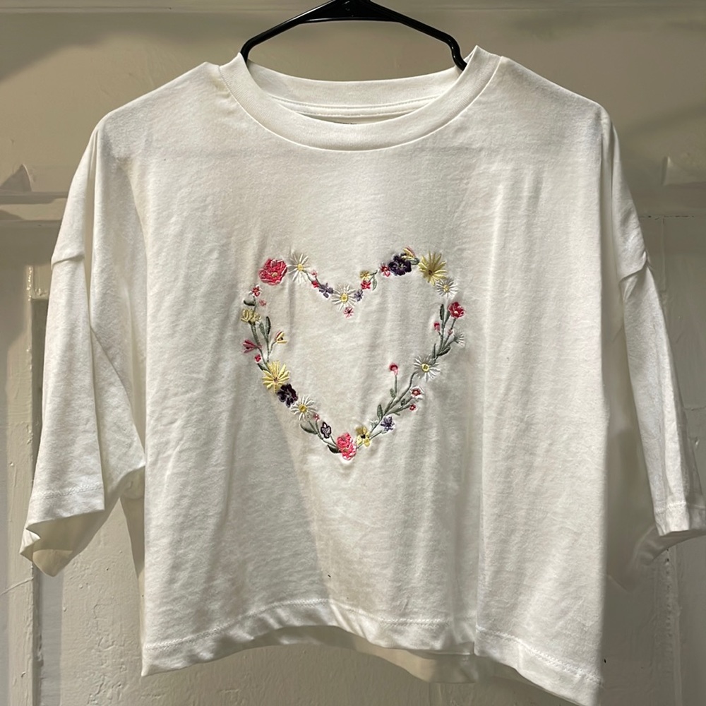 Oversized Chop Tee with Flower Heart Embroidery (Size: S)